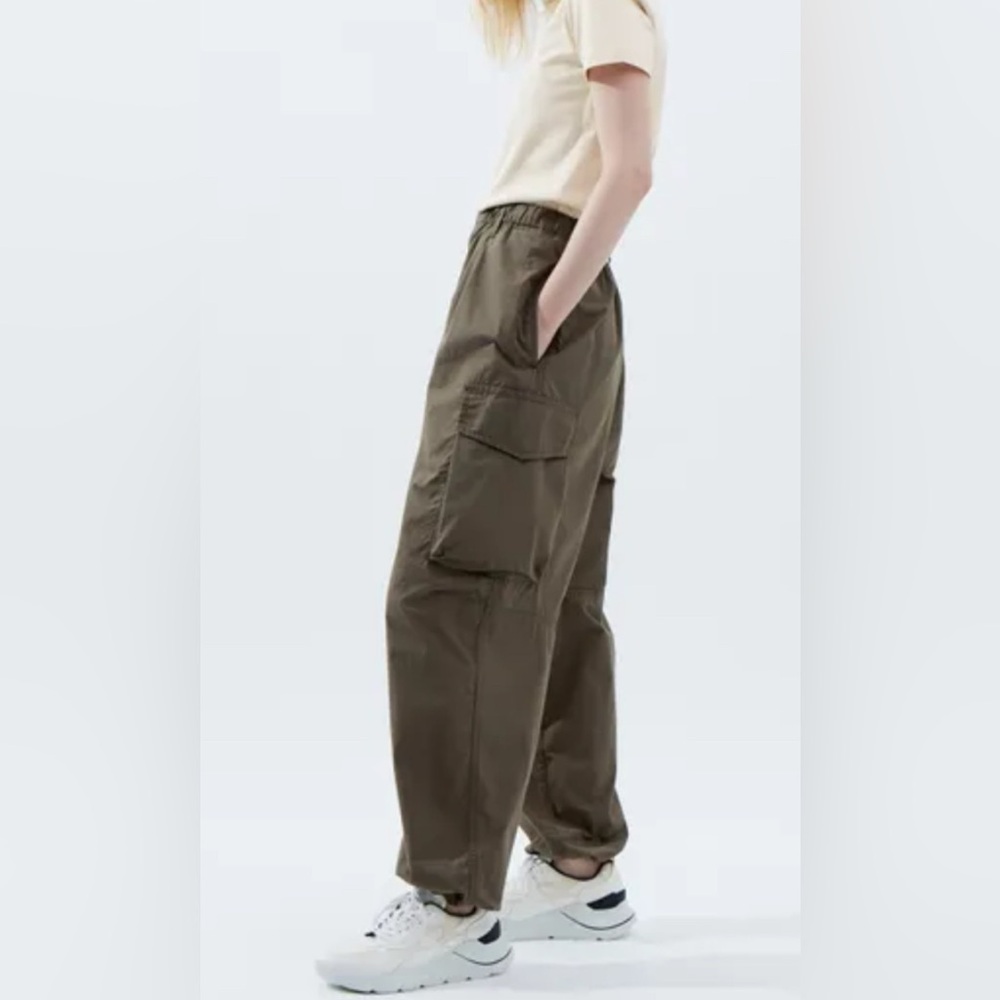 Uniqlo Parachute Dark Gray Cargo Pants Utility Design - XS but can fit Small